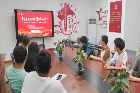 一群人在餐厅里坐着人中度可信度描述已自动生成 一群人在餐厅里坐着人中度可信度描述已自动生成